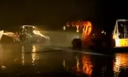 गोमती में समाई तेज रफ्तार कार- 2 को बचाया- महिला समेत दो लापता गोमती में समाई तेज रफ्तार कार- 2 को बचाया- महिला समेत दो लापता