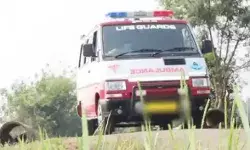 दिखाई दी एंबुलेंस- शराब तस्कर पुलिस समझ बाईक समेत नदी में कूदे- हो गई