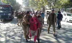 बर्खास्त कर्मचारियों की पुलिस से झड़प- 2 महिला कर्मचारी गिरफ्तार बर्खास्त कर्मचारियों की पुलिस से झड़प- 2 महिला कर्मचारी गिरफ्तार
