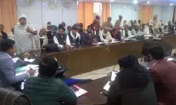 बैठक में भिड़े किसान संगठन कार्यकर्ता- भाकियू उपाध्यक्ष मैं छोड़ी मीटिंग बैठक में भिड़े किसान संगठन कार्यकर्ता- भाकियू उपाध्यक्ष मैं छोड़ी मीटिंग