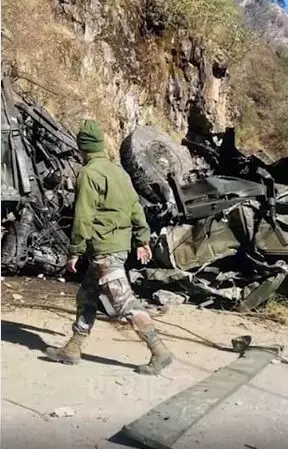 सेना का ट्रक खाई में गिरा, 3 जेसीओ समेत 16 जवान शहीद