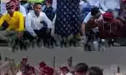 दूल्हा बन घोडी चढे युवाओं ने निकाली बारात- सरकार से मांगी दुल्हन दूल्हा बन घोडी चढे युवाओं ने निकाली बारात- सरकार से मांगी दुल्हन