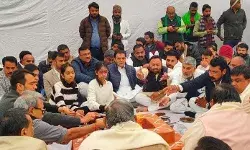 किसान घाट पहुंचे जयंत व आजाद ने किया पूर्व पीएम को नमन किसान घाट पहुंचे जयंत व आजाद ने किया पूर्व पीएम को नमन