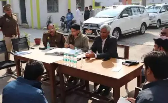 थाने पहुंचे डीएम एसएसपी ने फरियादियों को मिलाई फोन कॉल