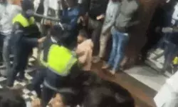 भगवान के साथ सेल्फी ले रहे भक्तों पर गार्डों ने बरसाए लात घूंसे