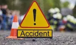 ट्रक और कार की टक्कर, दो महिलाओं समेत इतने लोगों की मौत ट्रक और कार की टक्कर, दो महिलाओं समेत इतने लोगों की मौत