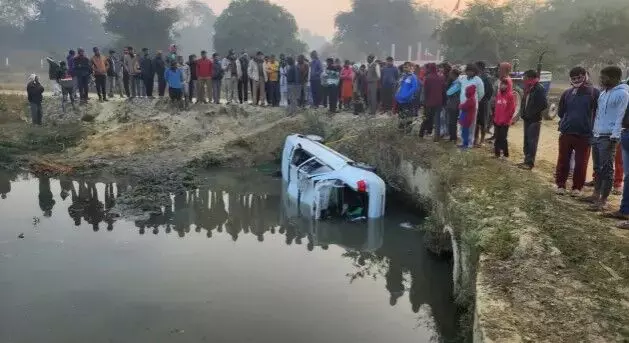 नाले में गिरी तेज रफ्तार सरकारी नंबर की कार- 4 लोगों की मौत नाले में गिरी तेज रफ्तार सरकारी नंबर की कार- 4 लोगों की मौत