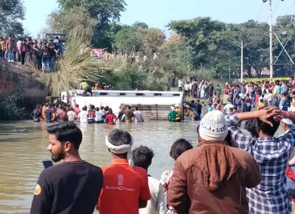 पुल की रेलिंग तोड़कर नहर में गिरी यात्रियों से भरी बस- मचा कोहराम पुल की रेलिंग तोड़कर नहर में गिरी यात्रियों से भरी बस- मचा कोहराम