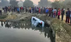 नाले में गिरी तेज रफ्तार सरकारी नंबर की कार- 4 लोगों की मौत