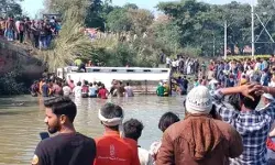 पुल की रेलिंग तोड़कर नहर में गिरी यात्रियों से भरी बस- मचा कोहराम
