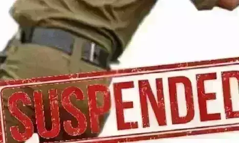 पचास रूपये की घूस मांगने पर आरक्षी निलंबित पचास रूपये की घूस मांगने पर आरक्षी निलंबित