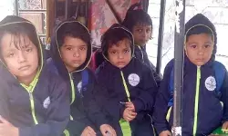 ठंड से ठिठुरे बच्चे बोले- डीएम छाब ठंड होली- कलवा दो स्टूल टी ठुट्टी