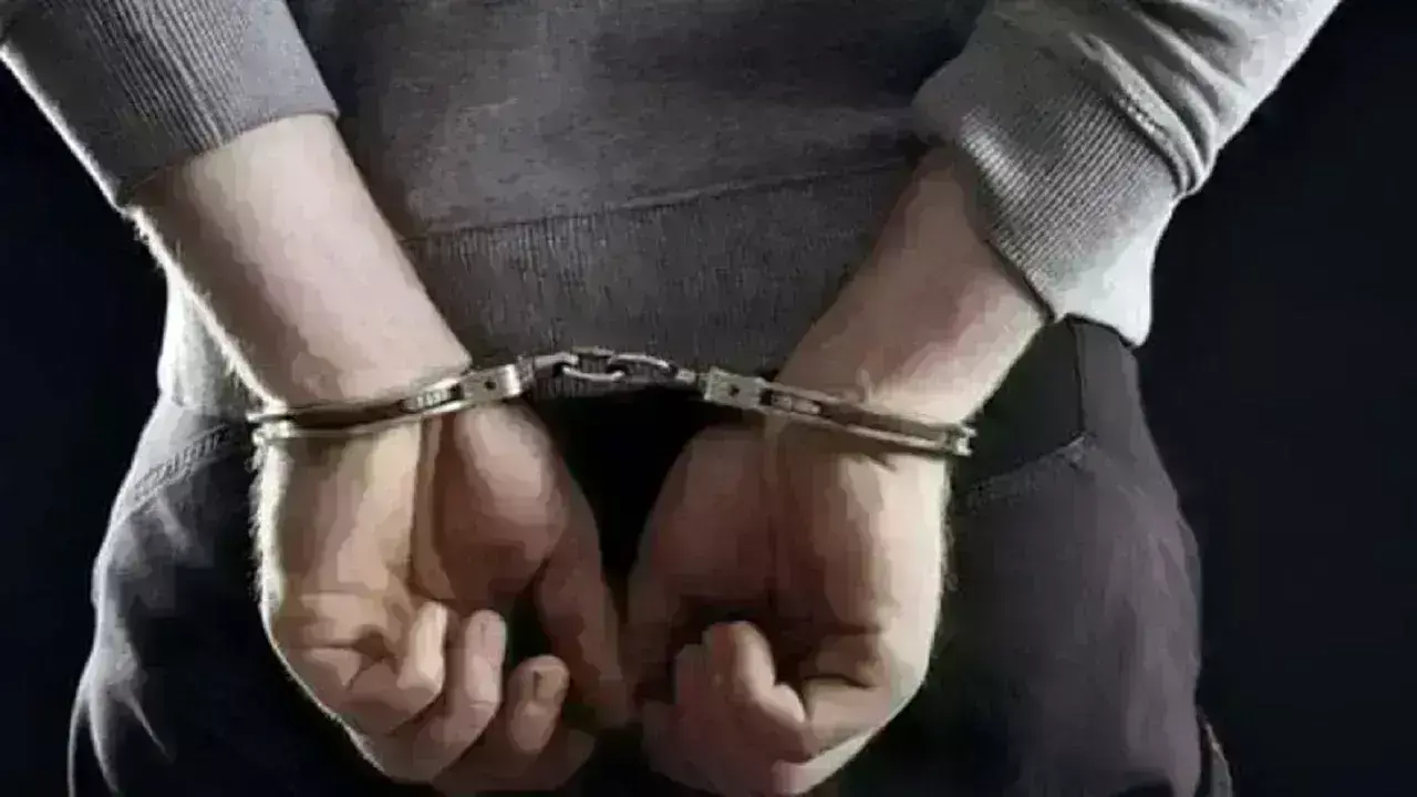 IAS अधिकारी को गिरफ्तार कर अदालत में पेश करने के निर्देश