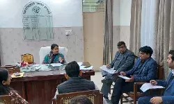 निर्माण की प्रगति पर DM ने जताई नाराजगी- लगाई कड़ी फटकार