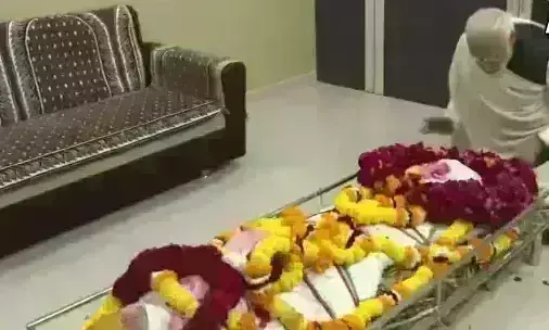 PM मोदी की मां हीराबेन का तड़के इतने बजे अस्पताल में हुआ निधन PM मोदी की मां हीराबेन का तड़के इतने बजे अस्पताल में हुआ निधन