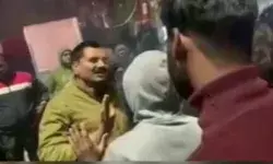 सिपाहियों ने की युवक की चौराहे पर पिटाई- लोगों का थाने पर हंगामा शुरू