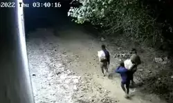 मंदिर में चोरी करते हुए कैमरे में कैद हुए तीन चोर- उड़ा ले गये ये सामान