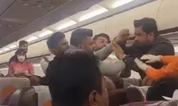 विमान में हुई बहस- कुछ लोगों ने की व्यक्ति की जमकर पिटाई- वीडियो वायरल विमान में हुई बहस- कुछ लोगों ने की व्यक्ति की जमकर पिटाई- वीडियो वायरल