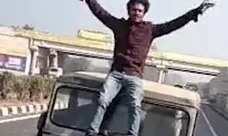 स्टंटबाजी- बोनट पर खड़े होकर बनाई रील- पुलिस ने अरेस्ट कर कार की सीज स्टंटबाजी- बोनट पर खड़े होकर बनाई रील- पुलिस ने अरेस्ट कर कार की सीज