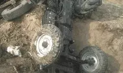 गड्ढे में पहिया गिरने से हुआ हादसा- 2 मजूदरो की मौत, अन्य बचे बाल-बाल गड्ढे में पहिया गिरने से हुआ हादसा- 2 मजूदरो की मौत, अन्य बचे बाल-बाल