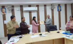 सुपीरियर कार्य करने पर CDO द्वारा अधिकारियों को मिला अवार्ड सुपीरियर कार्य करने पर CDO द्वारा अधिकारियों को मिला अवार्ड
