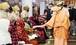 जनता दर्शन से सीएम योगी ने की नए साल की शुरुआत जनता दर्शन से सीएम योगी ने की नए साल की शुरुआत