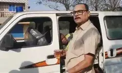 एम्बुलेंस चालक ने खुद और घायल मरीज को भी पिलाये शराब के पेग- बोले लोग एम्बुलेंस चालक ने खुद और घायल मरीज को भी पिलाये शराब के पेग- बोले लोग