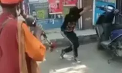 बीन की धुन पर नागिन बनकर बाहर निकला युवक- पास आने पर भागा सपेरा