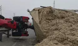 हाईवे पर खोई से लबालब भरी ट्रैक्टर ट्रॉली रेलिंग पर चढ़ी- लगा जाम हाईवे पर खोई से लबालब भरी ट्रैक्टर ट्रॉली रेलिंग पर चढ़ी- लगा जाम