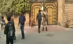 टैक्स चोरी के आरोपी बसपा सांसद व मीट कारोबारी के ठिकानों पर रेड टैक्स चोरी के आरोपी बसपा सांसद व मीट कारोबारी के ठिकानों पर रेड