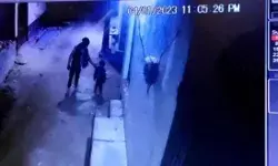 घर से बाहर निकलते ही बच्ची को उठाकर ले गए बदमाश- घटना सीसीटीवी में कैद घर से बाहर निकलते ही बच्ची को उठाकर ले गए बदमाश- घटना सीसीटीवी में कैद