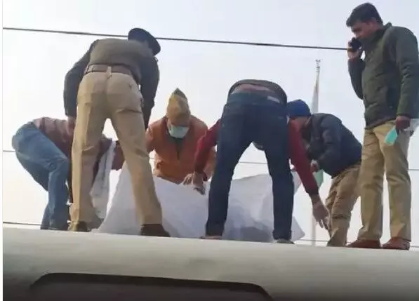 बंदर की वजह से चली गई युवक की जान- ट्रेन की छत पर जिंदा जला बंदर की वजह से चली गई युवक की जान- ट्रेन की छत पर जिंदा जला