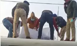 बंदर की वजह से चली गई युवक की जान- ट्रेन की छत पर जिंदा जला बंदर की वजह से चली गई युवक की जान- ट्रेन की छत पर जिंदा जला