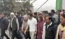 राहुल गांधी के साथ गड्ढों वाली सड़क पर चला यात्री हुआ लहूलुहान