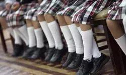 स्कूल ड्रेस में घर से बाहर घूमना प्रतिबंधित- माता पिता के साथ भी बैन