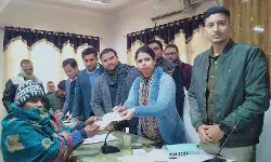 आर्थिक रूप से कमजोर व्यक्तियों को DM ने दिए 50 हजार आर्थिक रूप से कमजोर व्यक्तियों को DM ने दिए 50 हजार