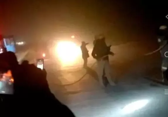 नेशनल हाईवे पर चलती कार में लगी आग- सवारों ने ऐसे बचाई जान नेशनल हाईवे पर चलती कार में लगी आग- सवारों ने ऐसे बचाई जान