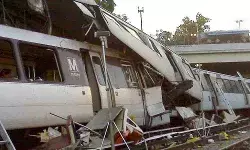 मेट्रो ट्रेन हादसा ले गया एक यात्री की जान, 16 हुए घायल