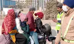 बैठाया बाइक पर परिवार- एक्सप्रेसवे पर कटा चालान तो आई अकल ठिकाने बैठाया बाइक पर परिवार- एक्सप्रेसवे पर कटा चालान तो आई अकल ठिकाने