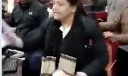 रजिस्ट्री कराने गई महिला वकील ने डाकघरकर्मी को तड़ातड़ जड़े तमाचे रजिस्ट्री कराने गई महिला वकील ने डाकघरकर्मी को तड़ातड़ जड़े तमाचे