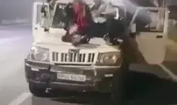 बर्थडे पार्टी में बोनट पर बैठी लड़की ने दिखाएं लटके झटके- किया ऐसा स्टंट बर्थडे पार्टी में बोनट पर बैठी लड़की ने दिखाएं लटके झटके- किया ऐसा स्टंट