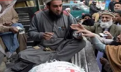 आटे के पैकेट के लिए मची आपाधापी में चली गई एक व्यक्ति की जान आटे के पैकेट के लिए मची आपाधापी में चली गई एक व्यक्ति की जान