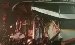 एक्सप्रेस वे पर यात्रियों से भरी बस डीसीएम से भिड़ी- मचा कोहराम एक्सप्रेस वे पर यात्रियों से भरी बस डीसीएम से भिड़ी- मचा कोहराम