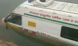 एंबुलेंस नदी में फंसी- आशा की सूझबूझ से गर्भवती पहुंची अस्पताल एंबुलेंस नदी में फंसी- आशा की सूझबूझ से गर्भवती पहुंची अस्पताल
