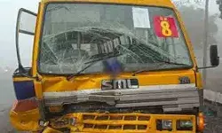 हाईवे पर स्कूली बस में तेज रफ्तार ट्रक ने मारी टक्कर- अनेक हुए घायल हाईवे पर स्कूली बस में तेज रफ्तार ट्रक ने मारी टक्कर- अनेक हुए घायल