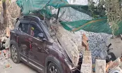 भरभराकर गिरी स्टेडियम की दीवार- मलबे में दबी स्कूटिया, बाइक व कार