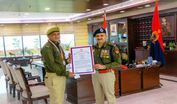 UP पुलिस का नाम रोशन करने वाले सिपाही को DGP ने दिया सम्मान UP पुलिस का नाम रोशन करने वाले सिपाही को DGP ने दिया सम्मान