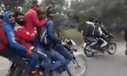 भर्ती से पहले स्टंट- बाइक पर सवार 6 युवाओं का हाईवे पर 20 किमी स्टंट भर्ती से पहले स्टंट- बाइक पर सवार 6 युवाओं का हाईवे पर 20 किमी स्टंट