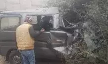 ट्रक के साथ हुई आमने-सामने की भिड़ंत में वेन के उड़े परखच्चे ट्रक के साथ हुई आमने-सामने की भिड़ंत में वेन के उड़े परखच्चे