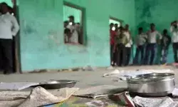 स्कूल के मिड डे मील में मिला मरा सांप- छात्र हुए बीमार- मचा हंगामा